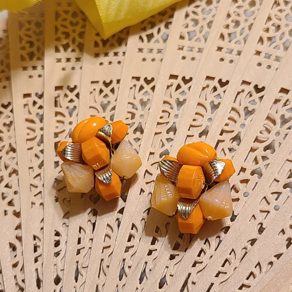 Vintage clip on Earrings for sale - Picture 3 of 7